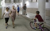 Người dân Hà Nội xuống hầm đi bộ để tránh nắng lửa mùa hè
